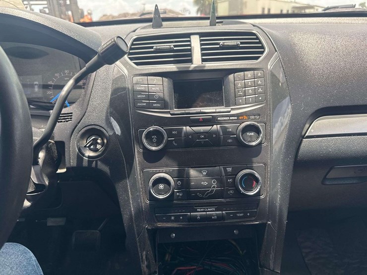 2019-ford-explorer-image-15