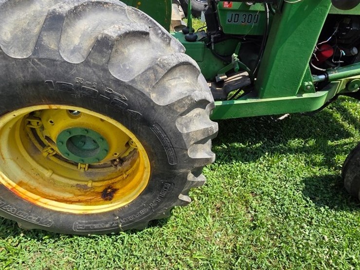john-deere-300-image-11