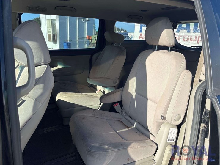 2015-kia-sedona-image-18