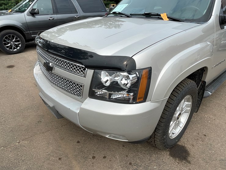 2008-chevrolet-suburban-image-9