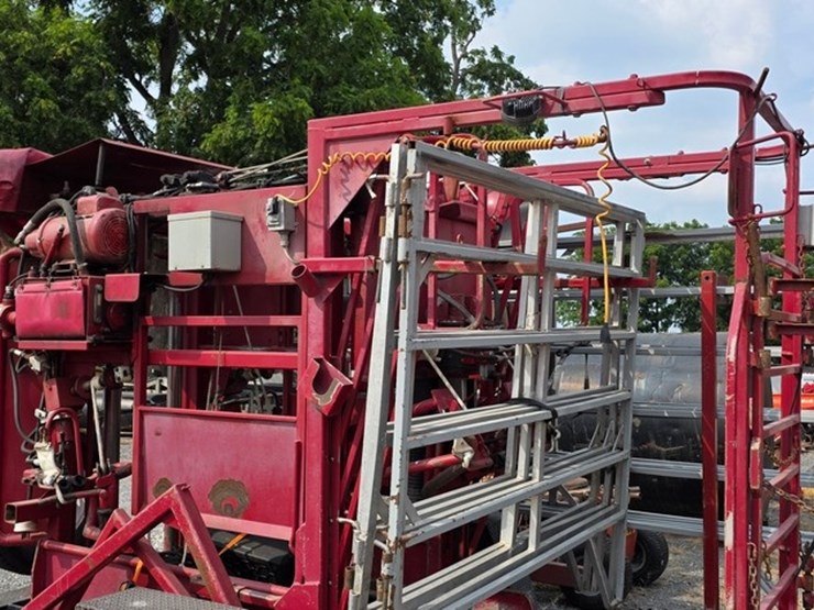 comfort-chute-h-series-hoof-trimming-trailer-image-13