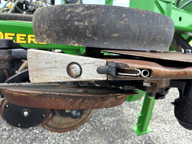2023-john-deere-2510h-image-71