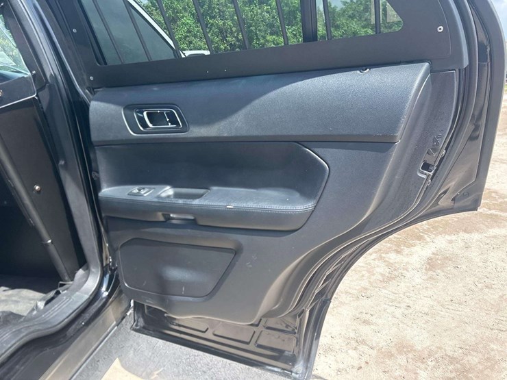 2016-ford-explorer-image-22