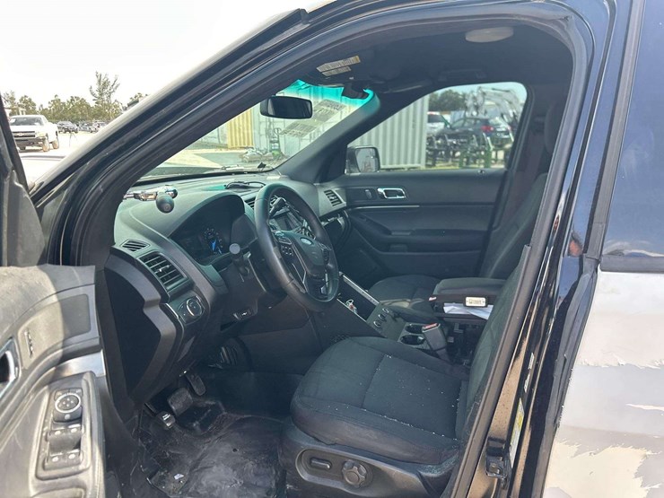 2016-ford-explorer-image-11
