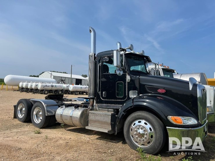 2008-peterbilt-384-image-4