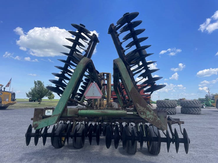 john-deere-235-image-15