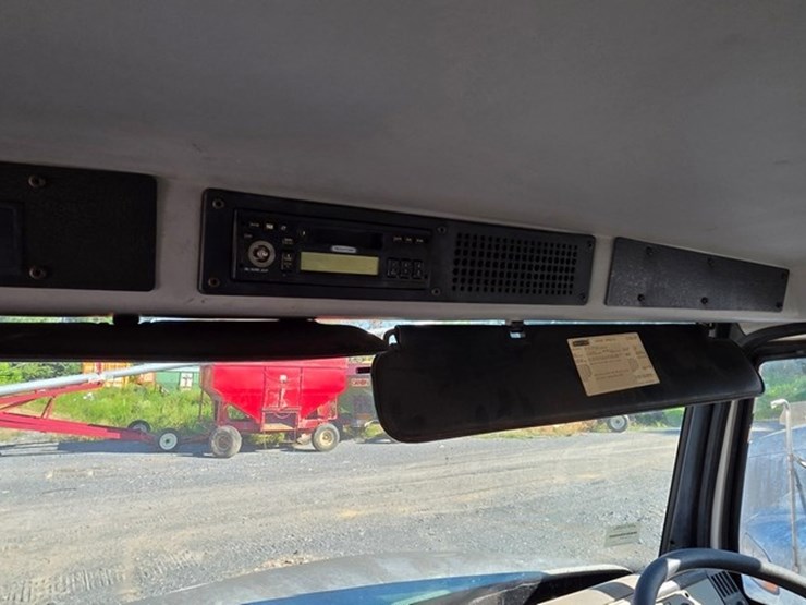 2002-freightliner-fl70-image-51