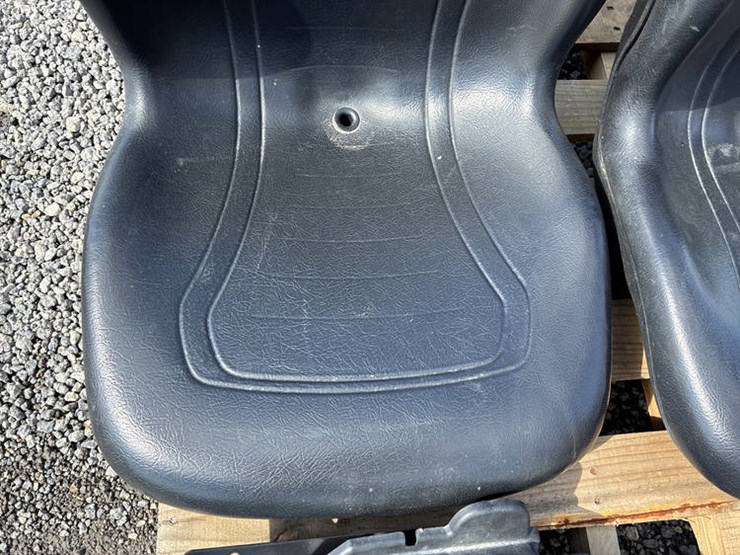 #113254-•-seats-for-2016-825-gator-w/bracket-image-5