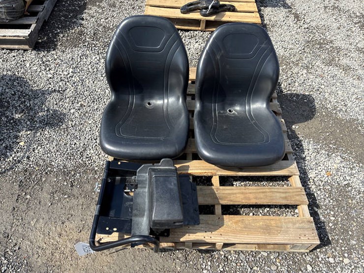 #113254-•-seats-for-2016-825-gator-w/bracket-image-1
