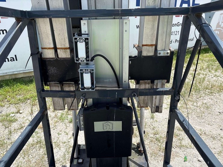 2007-jlg-41am-dc-electric-vertical-mast-lift-image-8