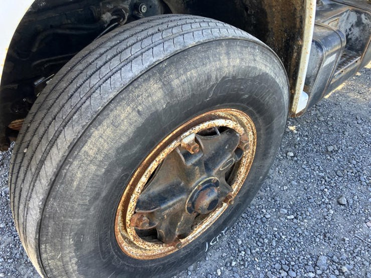 #111477-•-1988-gmc-lime-truck-#v532251-image-4