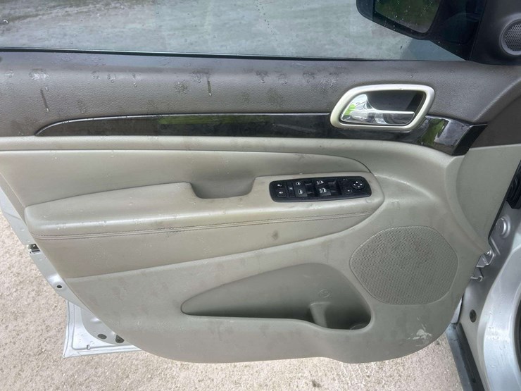 2011-jeep-grand-cherokee-laredo-image-12