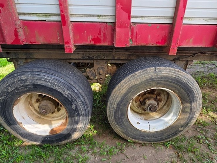 tandem-axle-silage-cart-image-11