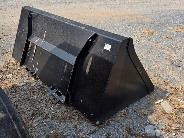 hla-84"-skidloader-material-bucket-(like-new)-image-3