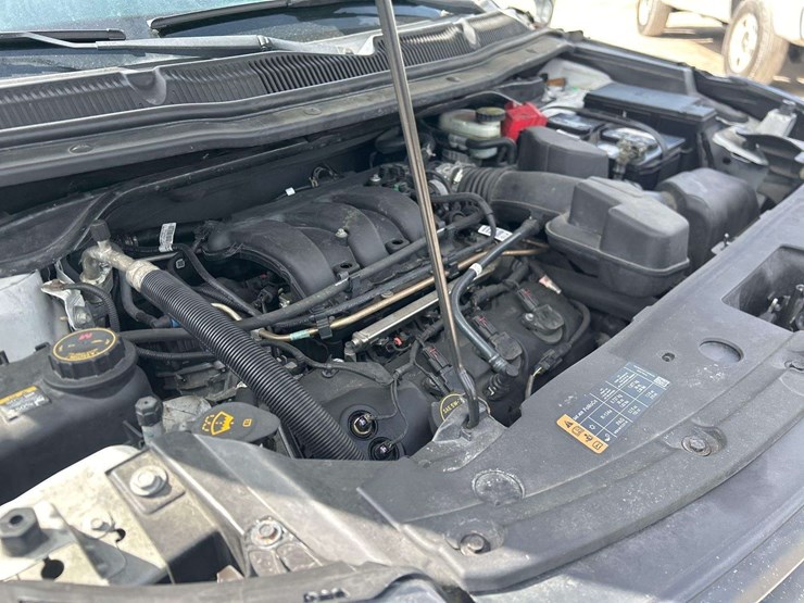 2016-ford-explorer-image-24