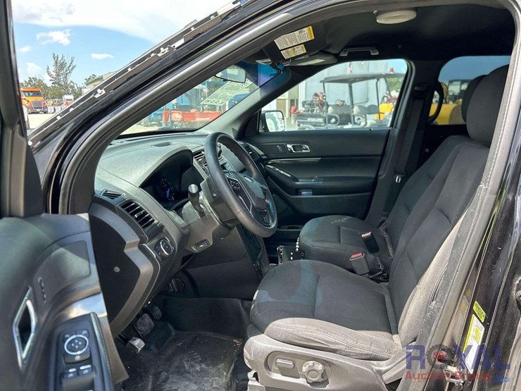 2017-ford-explorer-image-12
