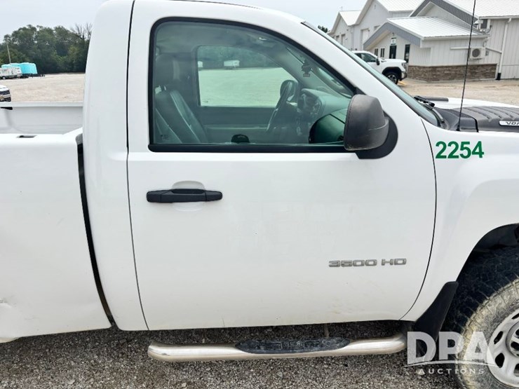 2013-chevrolet-3500hd-image-43
