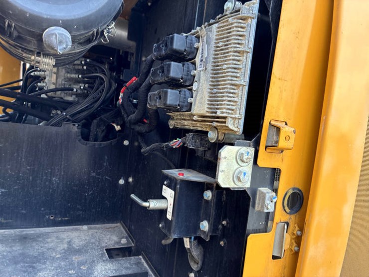 2021-john-deere-250-image-70