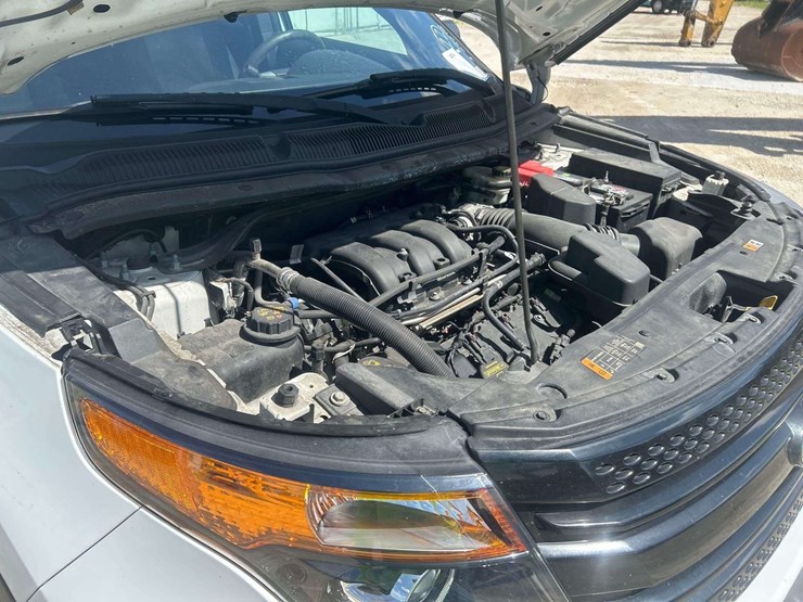 2015-ford-explorer-image-18