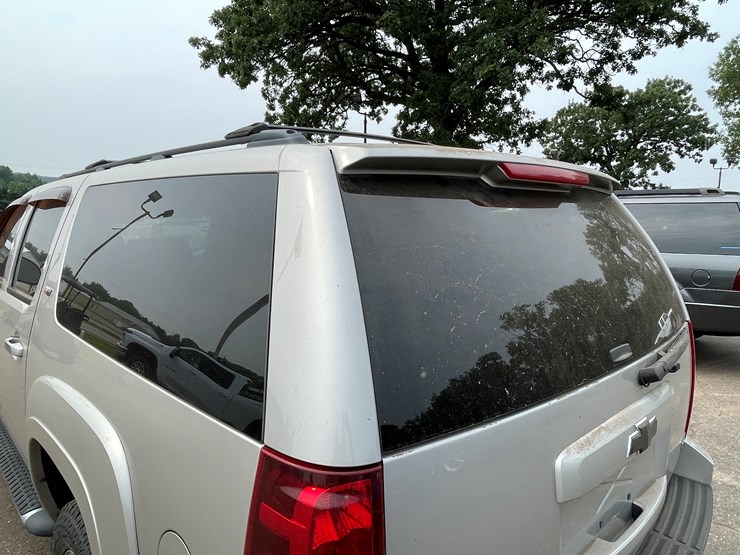2008-chevrolet-suburban-image-26
