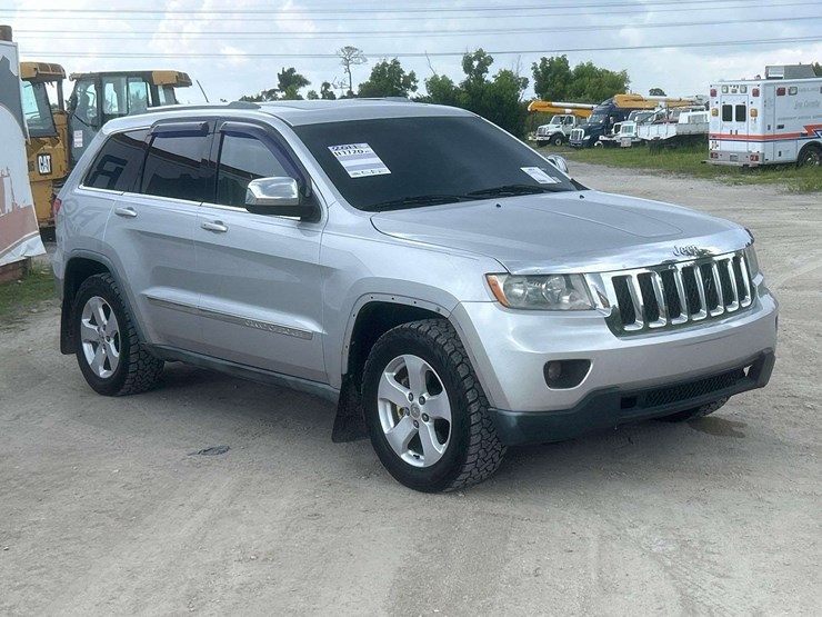 2011-jeep-grand-cherokee-laredo-image-2