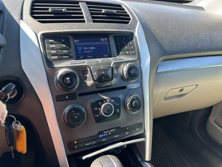 2014-ford-explorer-image-25