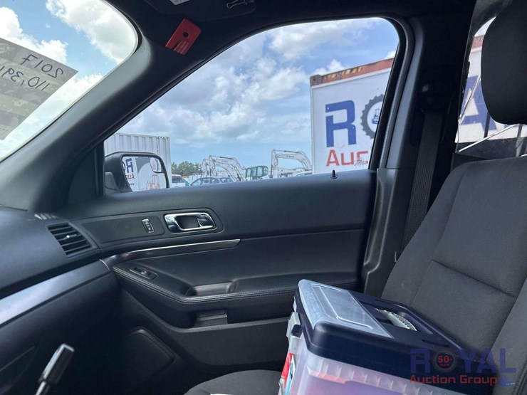 2017-ford-explorer-image-16
