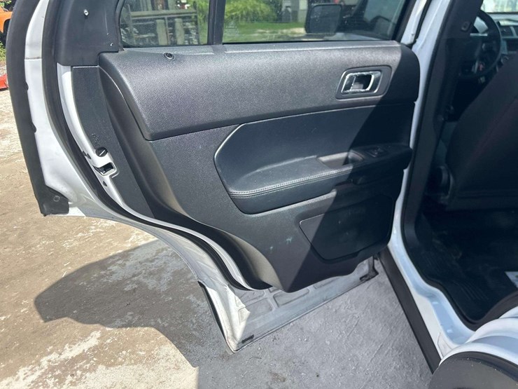 2016-ford-explorer-image-12