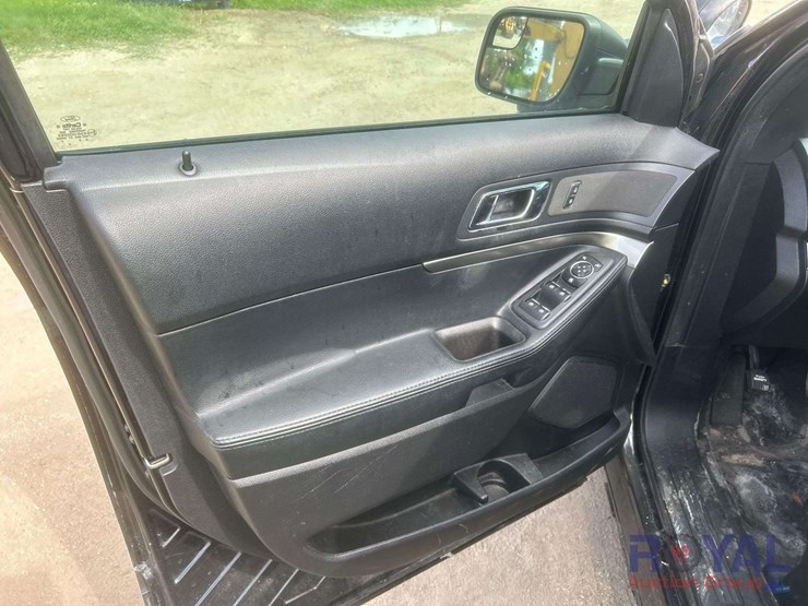 2017-ford-explorer-image-12