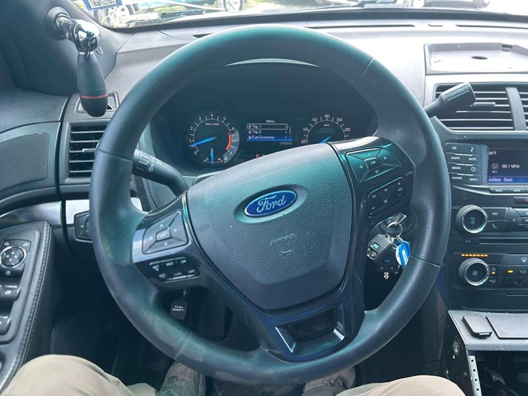 2016-ford-explorer-image-9