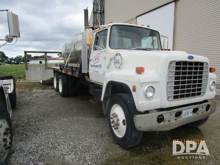 1985-ford-9000-image-3