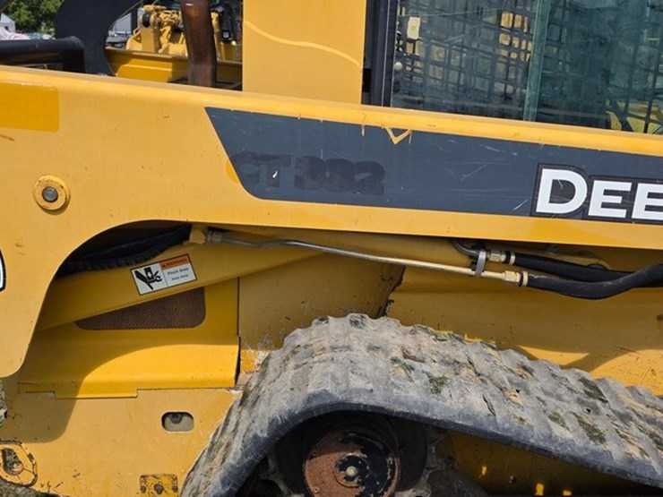 2007-deere-ct332-image-12