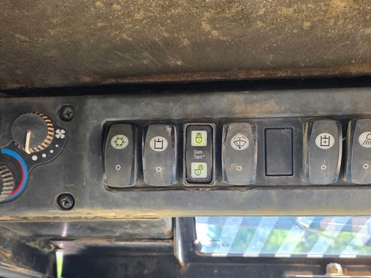 2007-deere-ct332-image-44