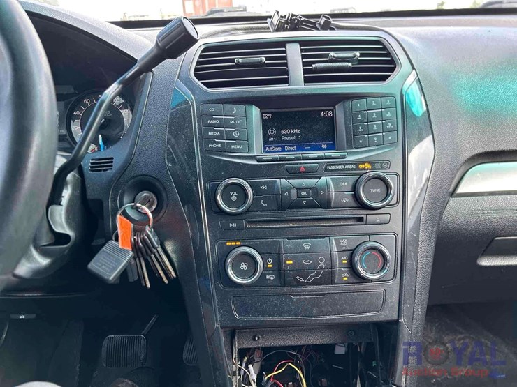 2016-ford-explorer-image-15