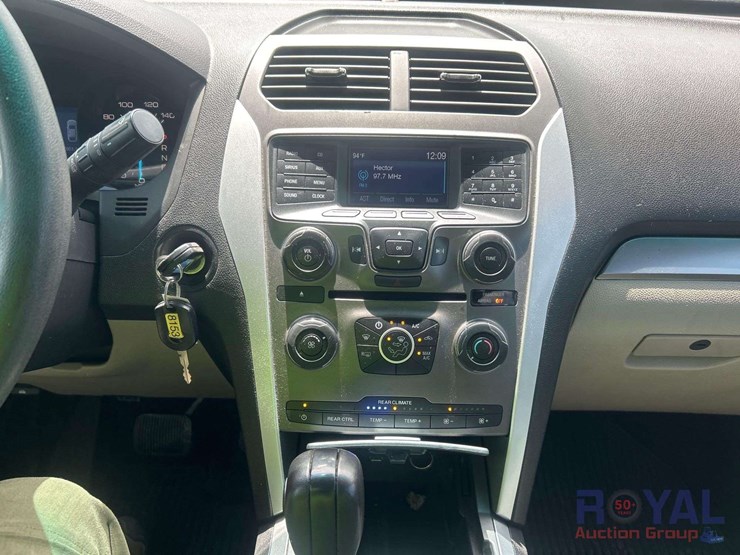 2015-ford-explorer-image-11