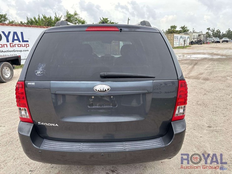 2014-kia-sedona-image-26