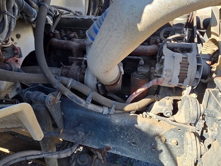 2002-freightliner-fl70-image-31