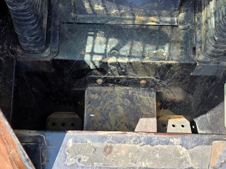 2007-deere-ct332-image-37
