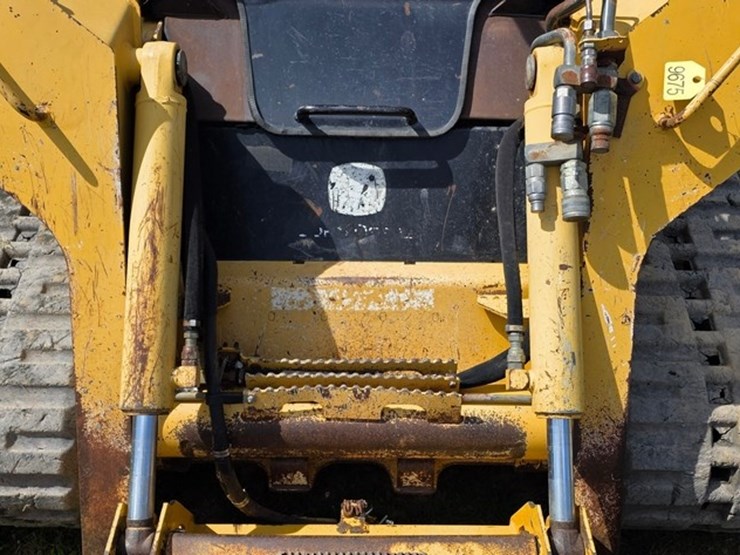 2007-deere-ct332-image-32