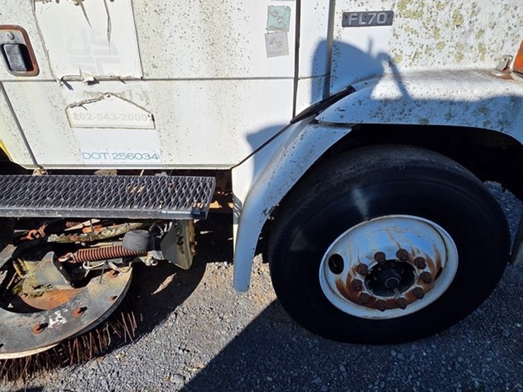 2002-freightliner-fl70-image-8