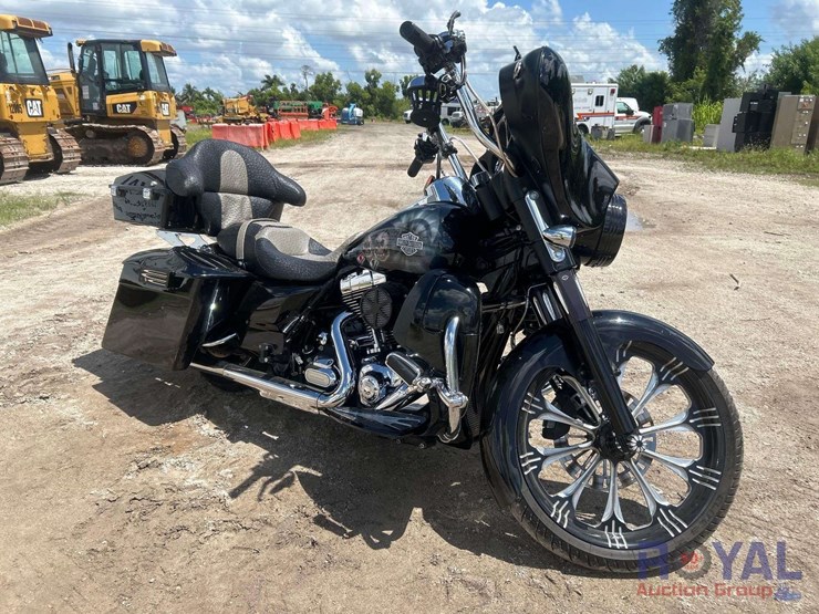 2012-harley-davidson-flhx-street-glide-motorcycle-image-2