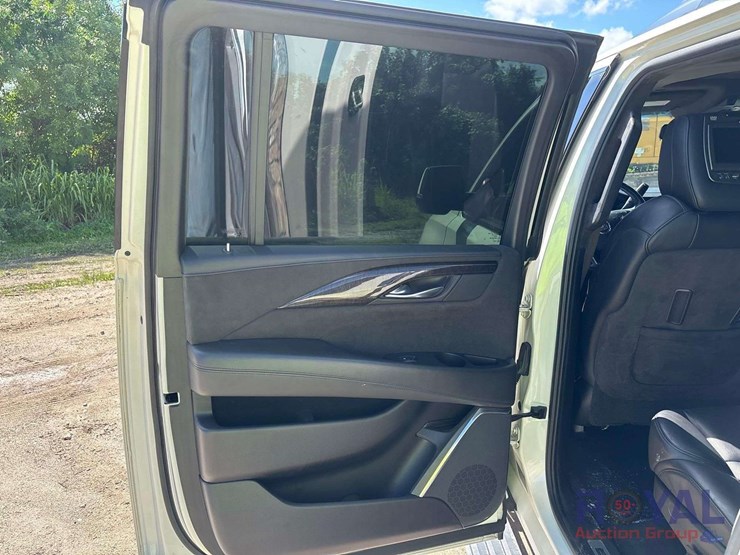 2015-cadillac-escalade-esv-platinum-image-13