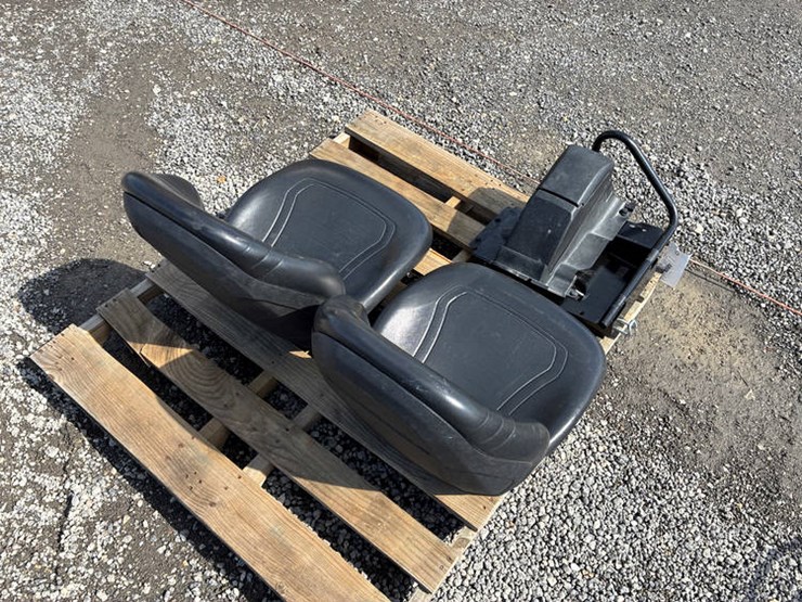 #113254-•-seats-for-2016-825-gator-w/bracket-image-8