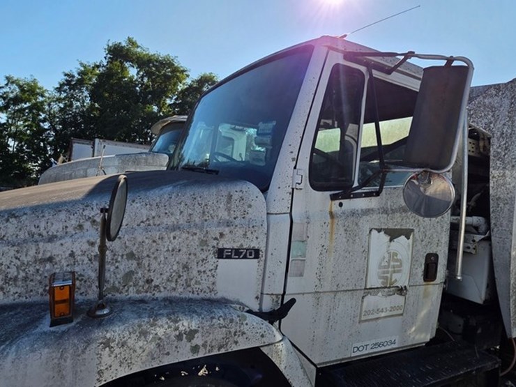 2002-freightliner-fl70-image-25