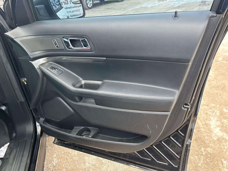 2017-ford-explorer-image-25
