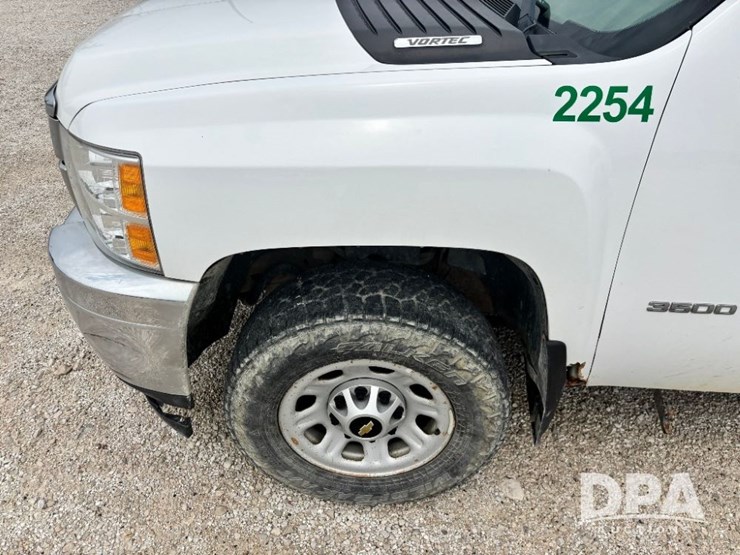 2013-chevrolet-3500hd-image-19