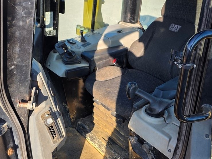2019-caterpillar-d6n-lgp-image-66
