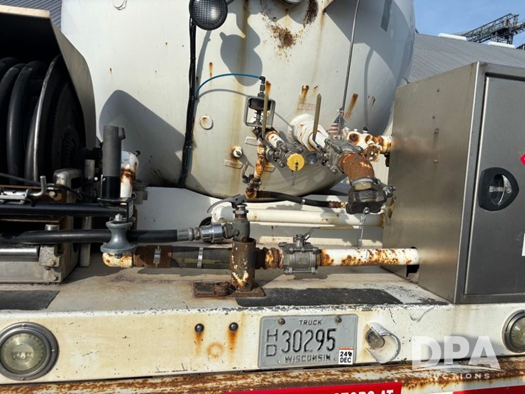 2013-peterbilt-337-image-47