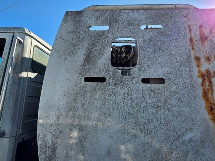 2002-freightliner-fl70-image-23