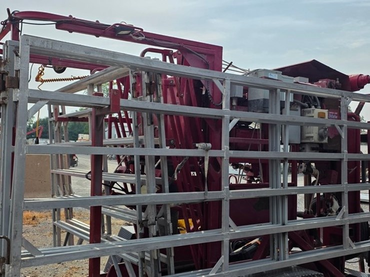 comfort-chute-h-series-hoof-trimming-trailer-image-9